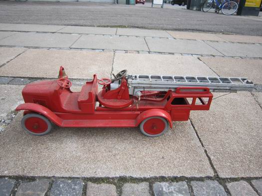 BUDDY \"L\" AERIEL FIRE TRUCK - vintage toy