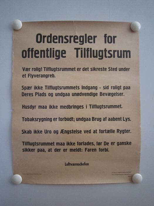 ORDENSREGLER FOR OFFENTLIGE TILFLUGTSRUM - vintage poster