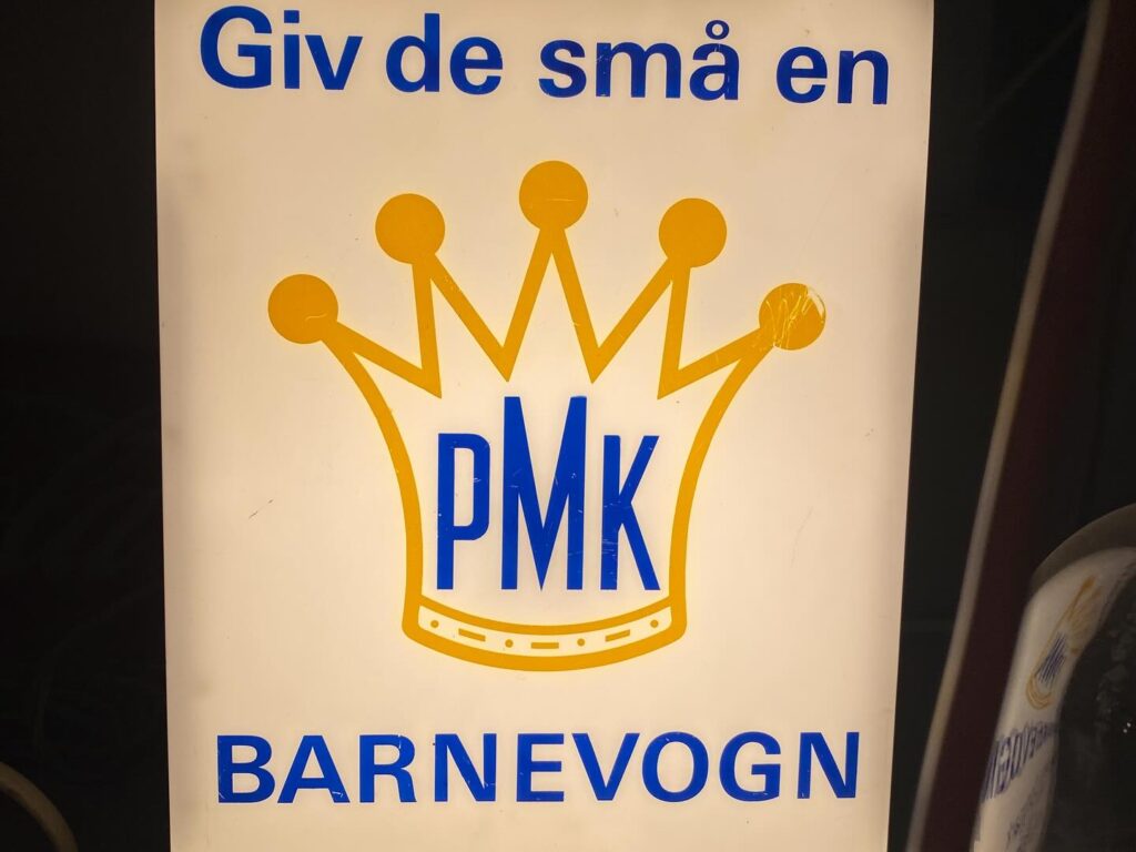 Instagram post from danskeplakater. This post is in position 8.