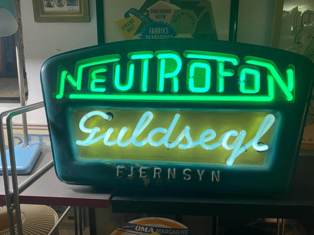 Instagram post from danskeplakater. This post is in position 6.