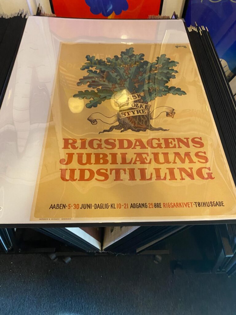 Instagram post from danskeplakater. This post is in position 8.