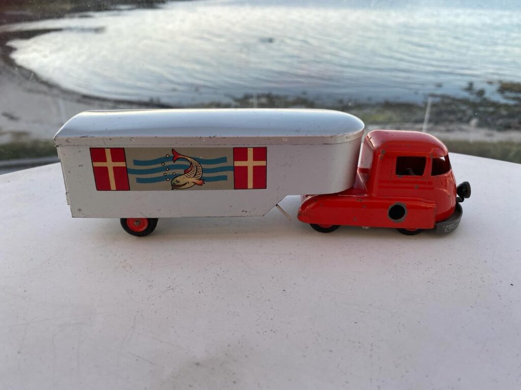 Instagram post from danskeplakater. This post is in position 9.